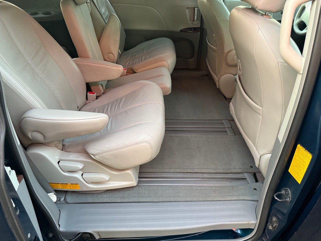 2011 Toyota Sienna Image 25