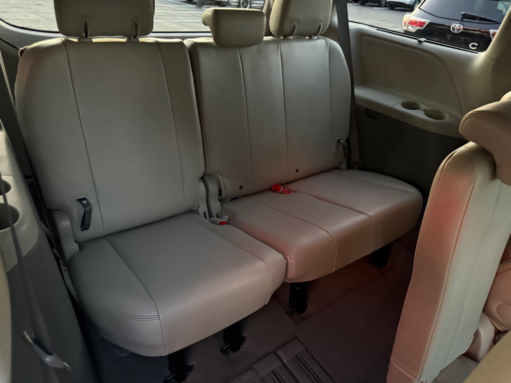 2011 Toyota Sienna Image 26