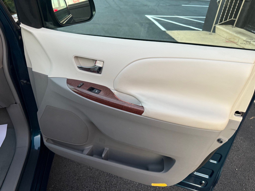 2011 Toyota Sienna Image 27