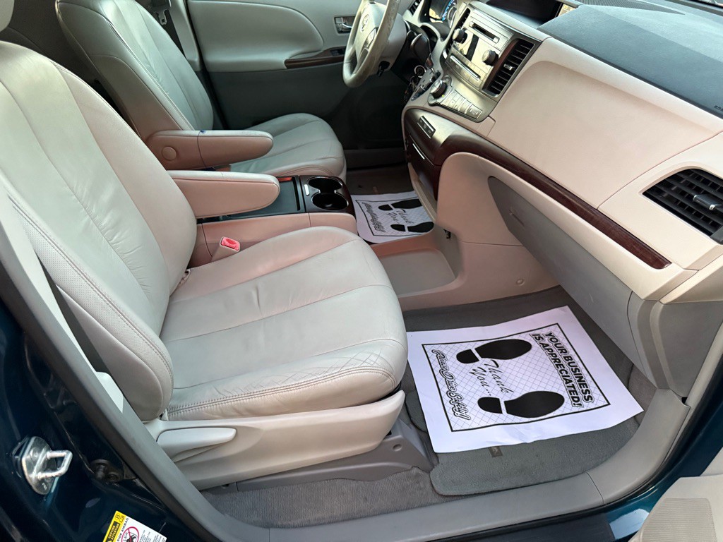 2011 Toyota Sienna Image 28
