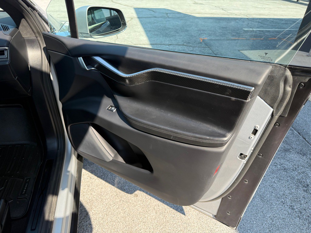 2017 Tesla Model X Image 29