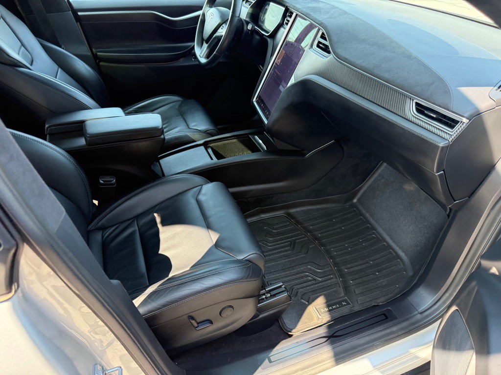 2017 Tesla Model X Image 30