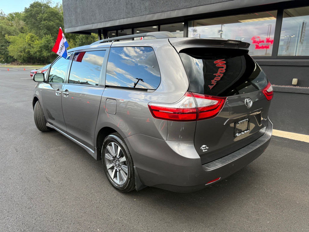 2018 Toyota Sienna Image 4