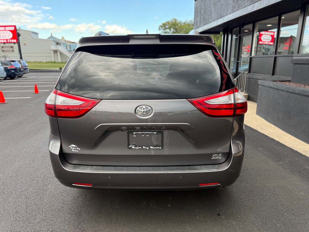 2018 Toyota Sienna Image 5