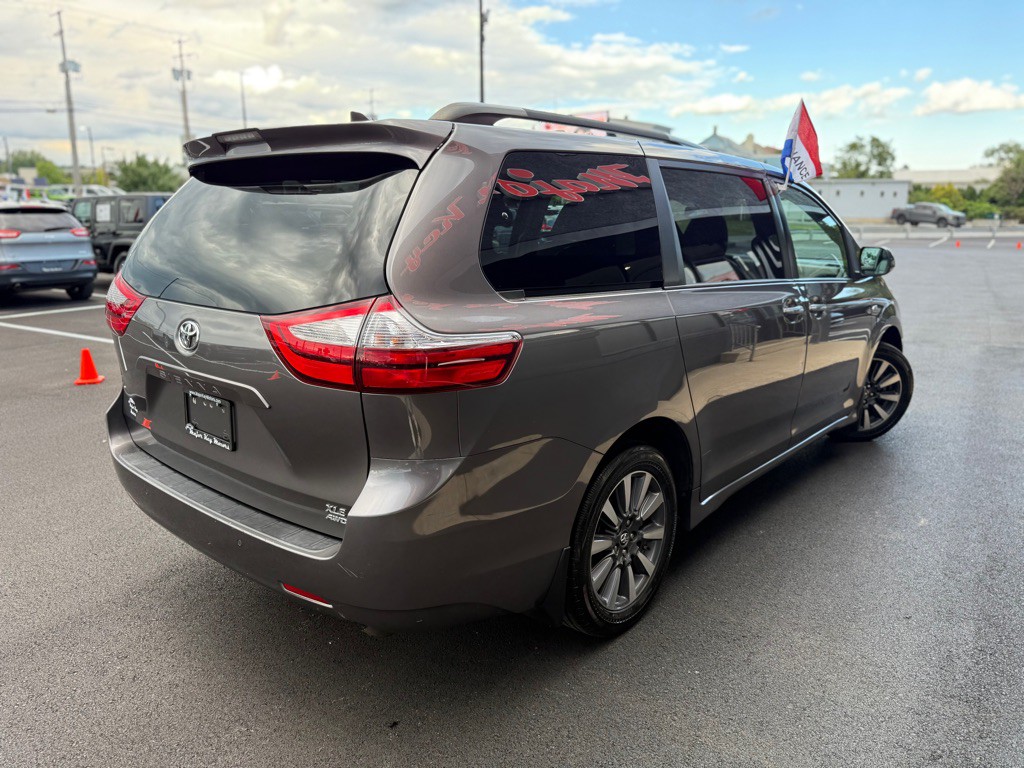 2018 Toyota Sienna Image 6