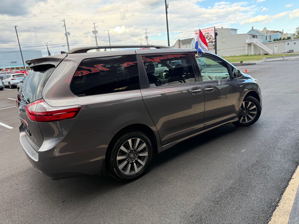 2018 Toyota Sienna Image 7