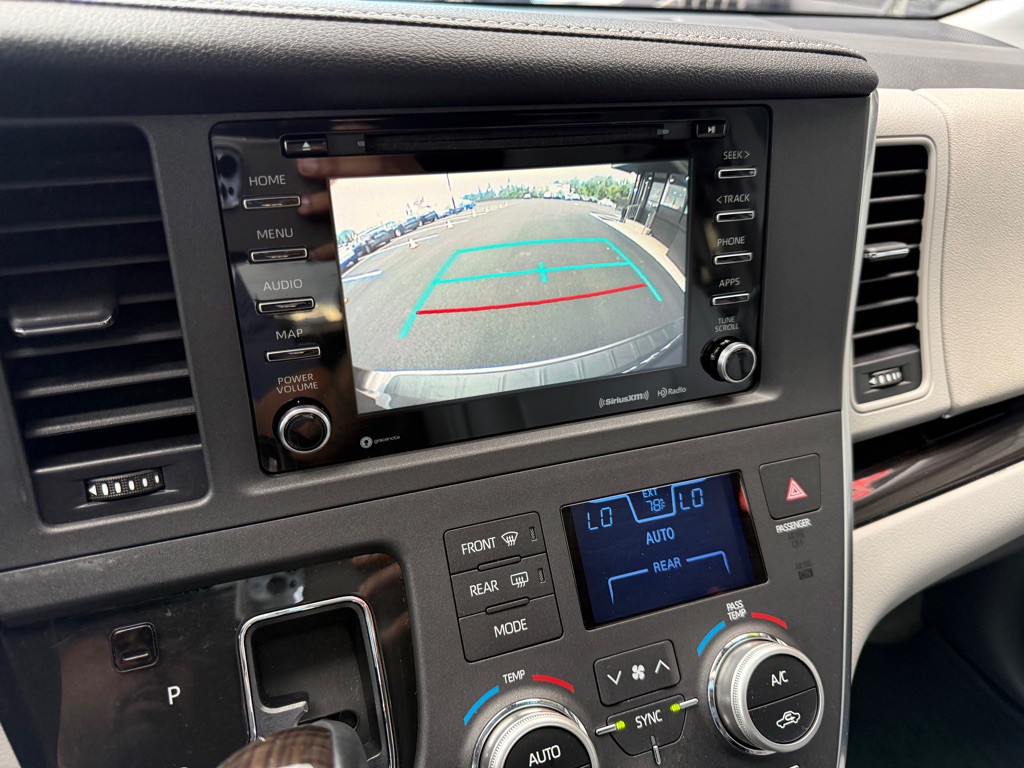 2018 Toyota Sienna Image 17