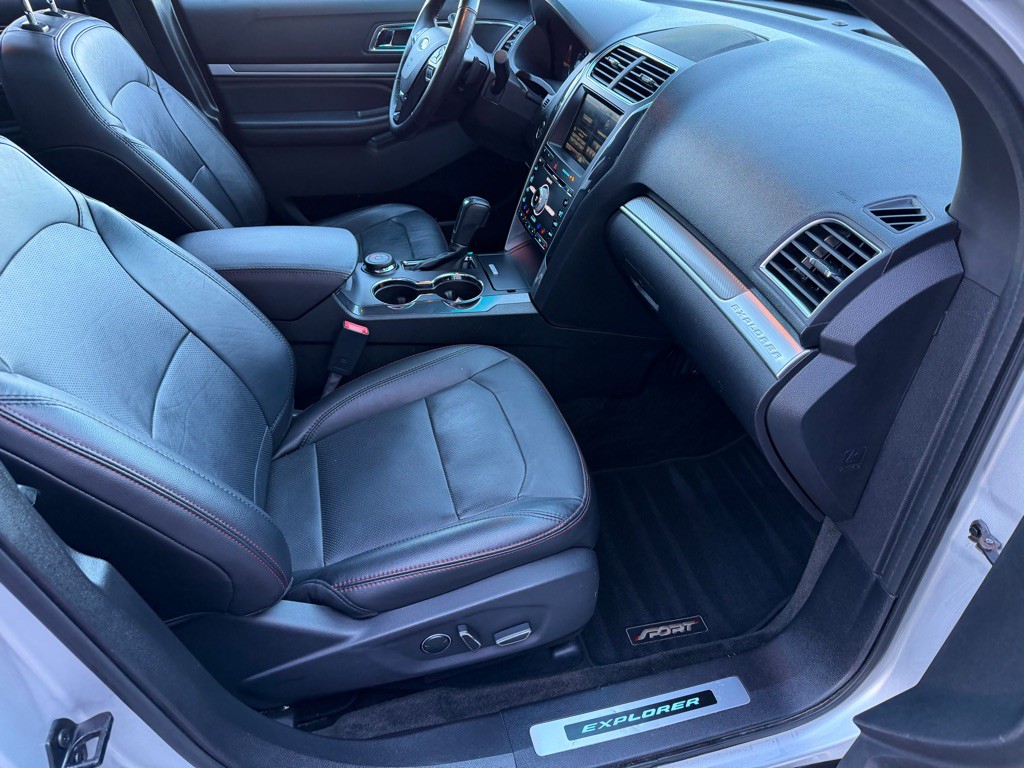 2016 Ford Explorer Image 30