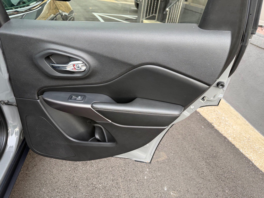 2019 Jeep Cherokee Image 24