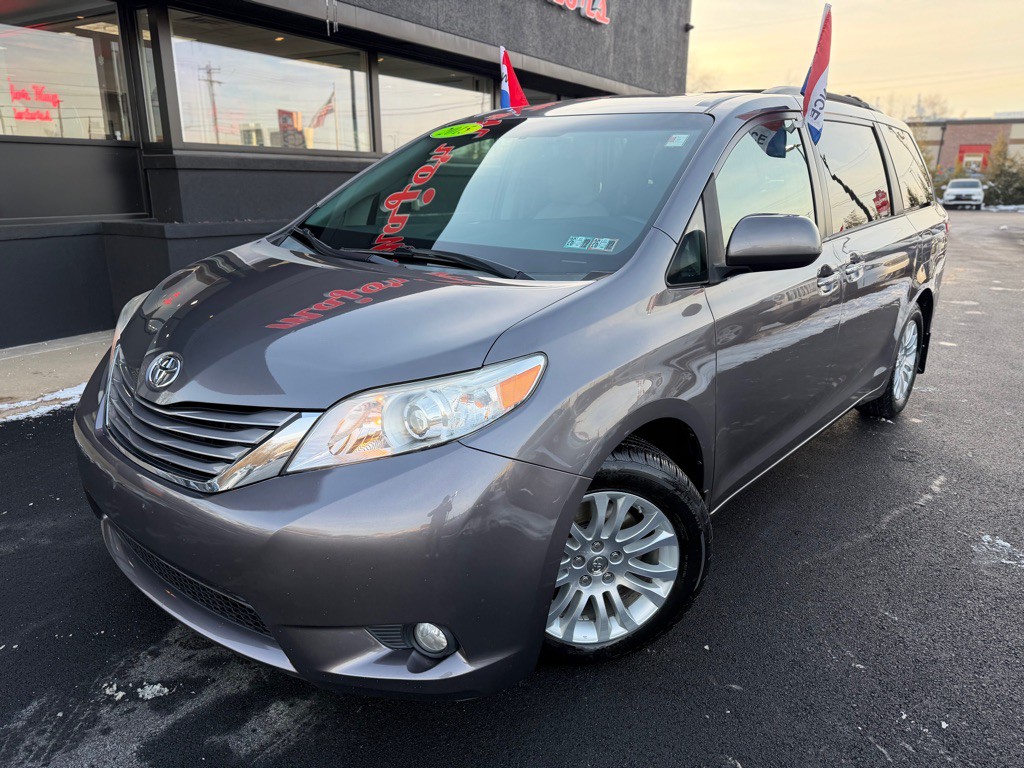 2015 Toyota Sienna Image 2