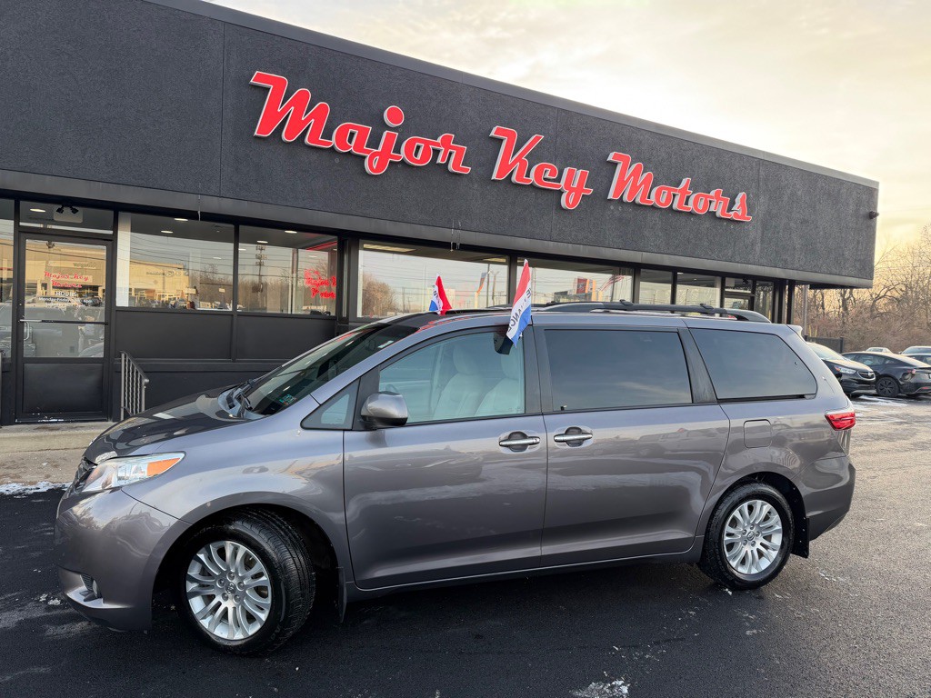 2015 Toyota Sienna Image 3