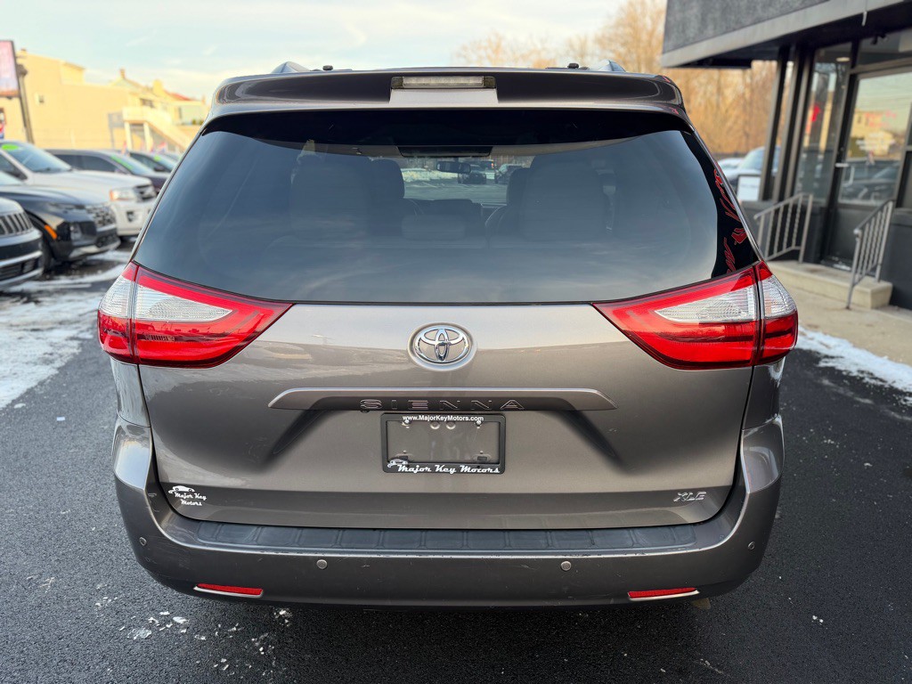2015 Toyota Sienna Image 5
