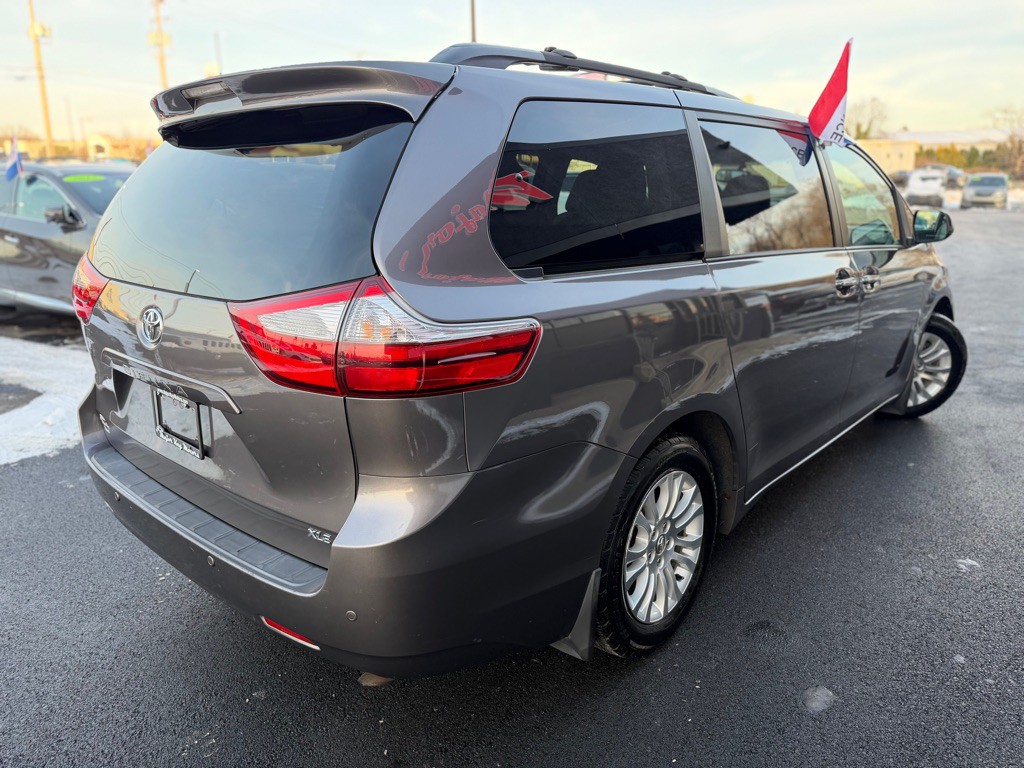 2015 Toyota Sienna Image 6