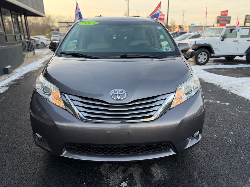 2015 Toyota Sienna Image 9