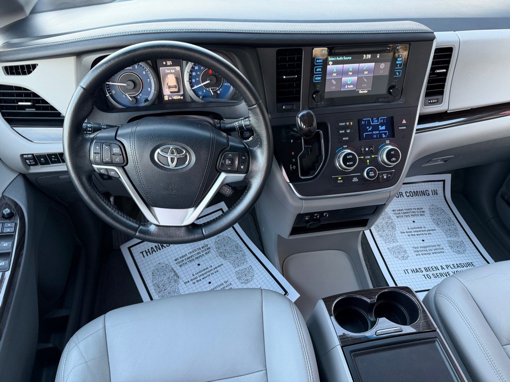 2015 Toyota Sienna Image 11
