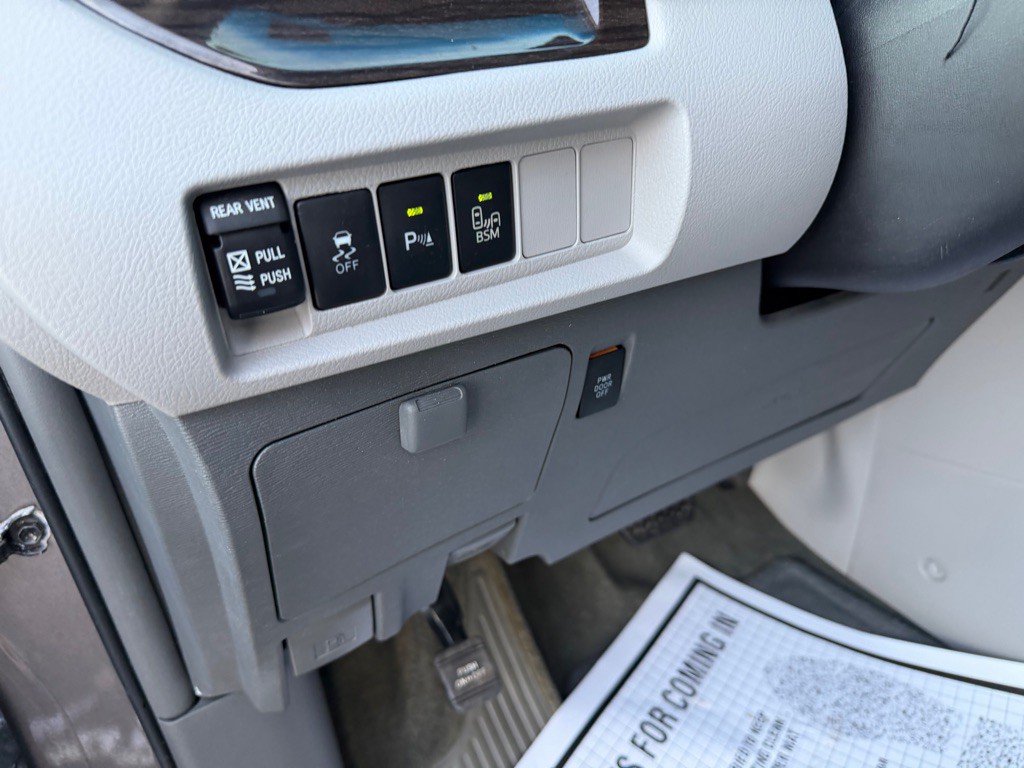 2015 Toyota Sienna Image 14