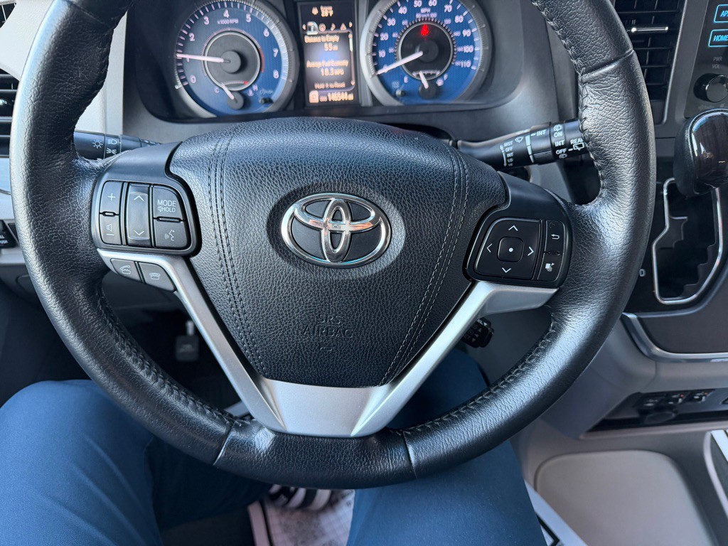 2015 Toyota Sienna Image 16