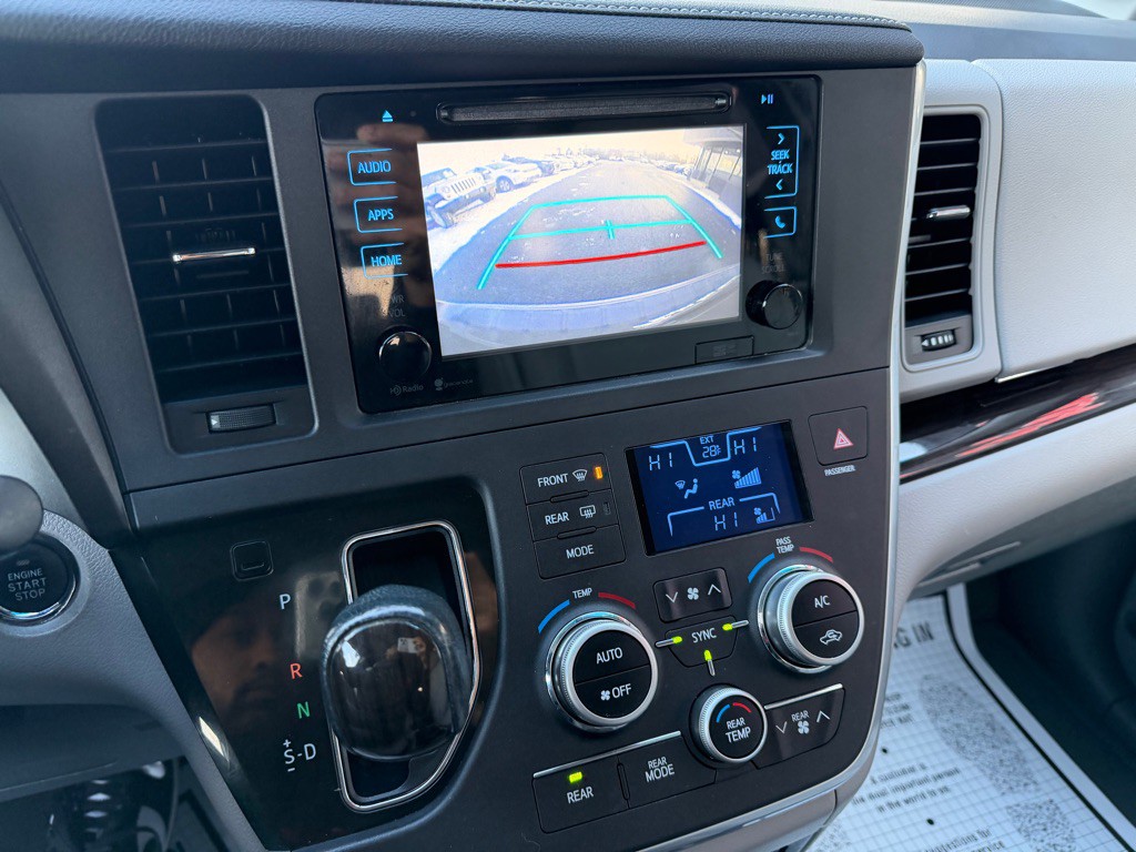 2015 Toyota Sienna Image 17