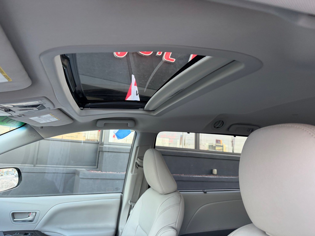 2015 Toyota Sienna Image 19