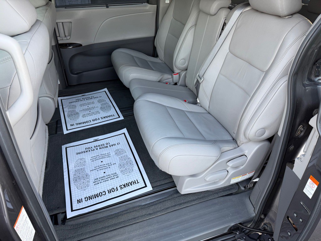 2015 Toyota Sienna Image 20