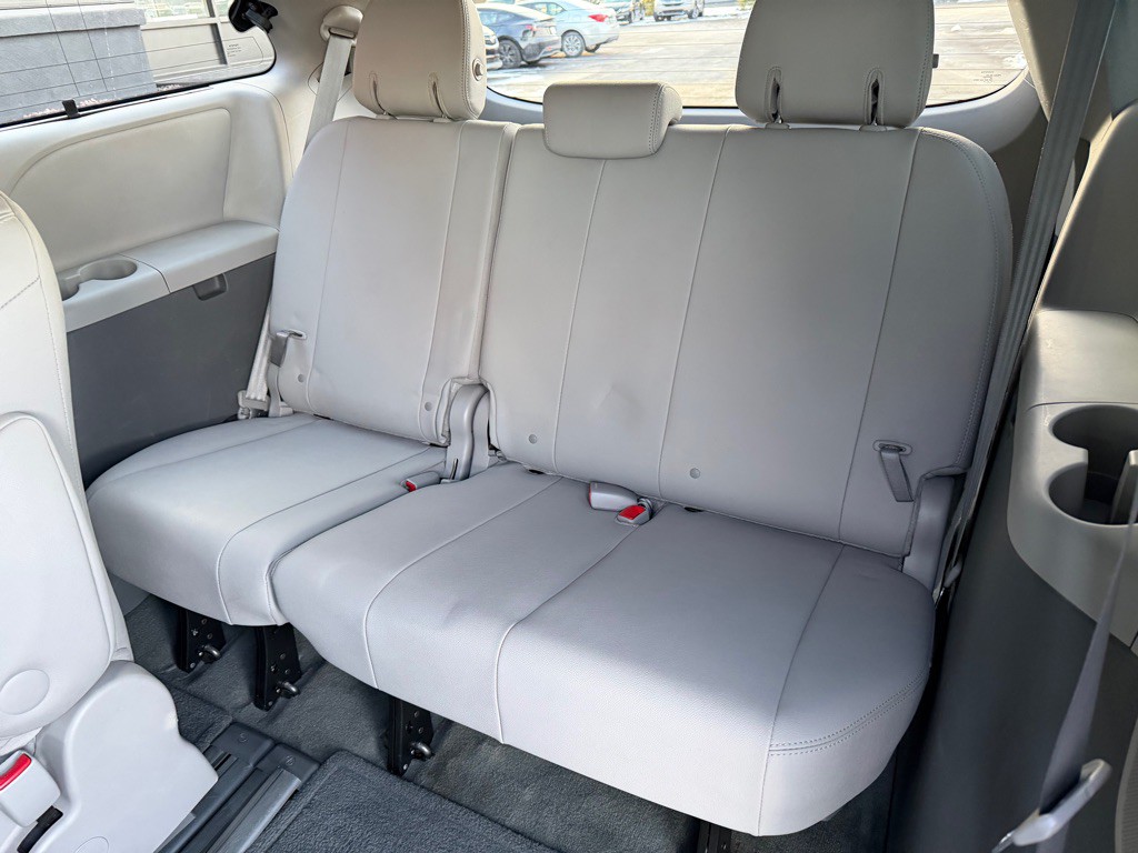 2015 Toyota Sienna Image 21