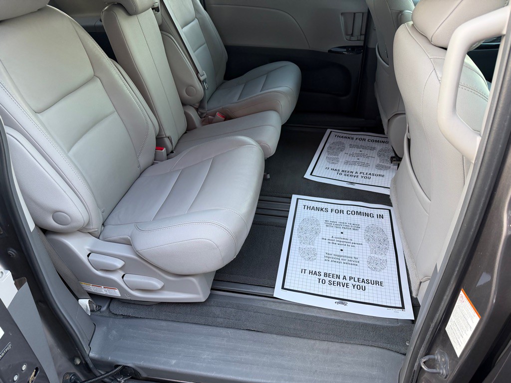 2015 Toyota Sienna Image 24
