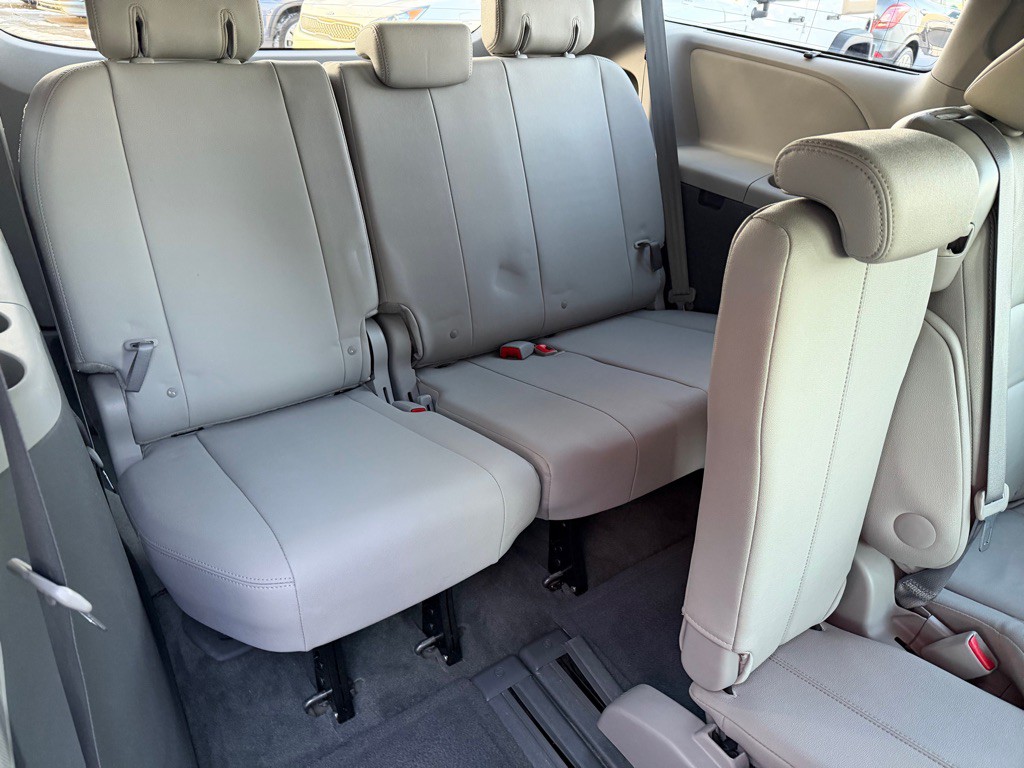 2015 Toyota Sienna Image 25