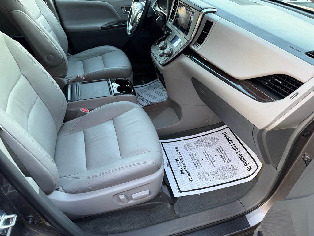 2015 Toyota Sienna Image 27
