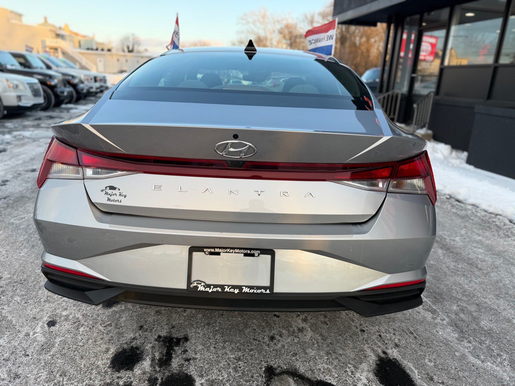 2022 Hyundai Elantra Image 5