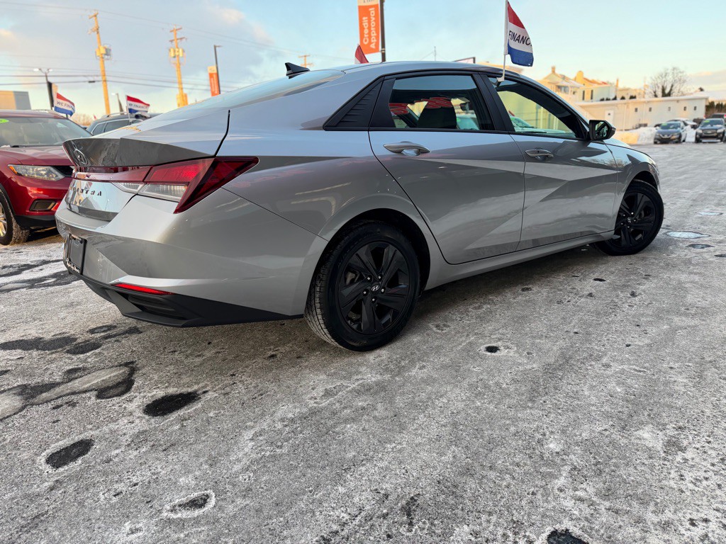 2022 Hyundai Elantra Image 7