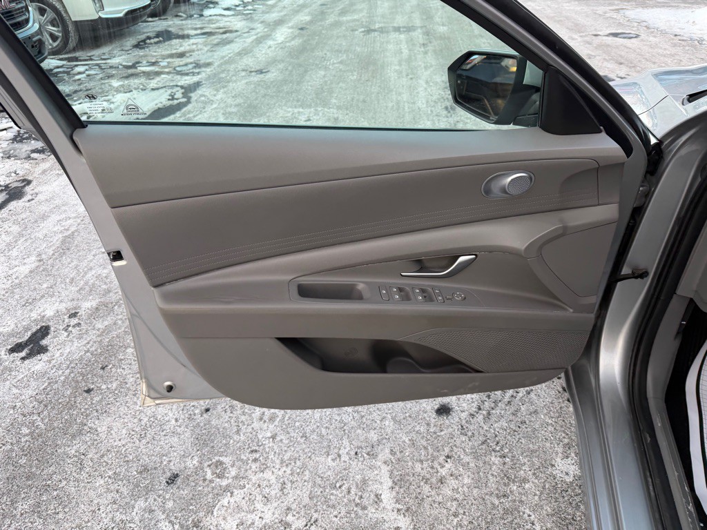 2022 Hyundai Elantra Image 11