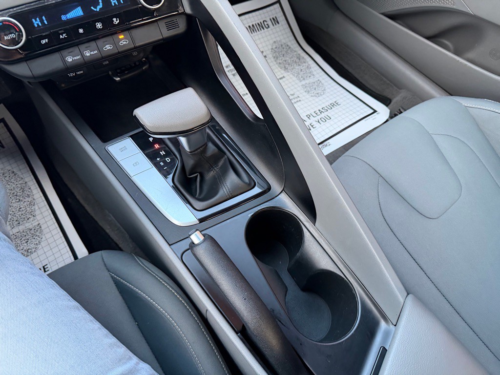2022 Hyundai Elantra Image 18