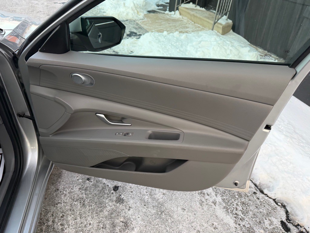 2022 Hyundai Elantra Image 24