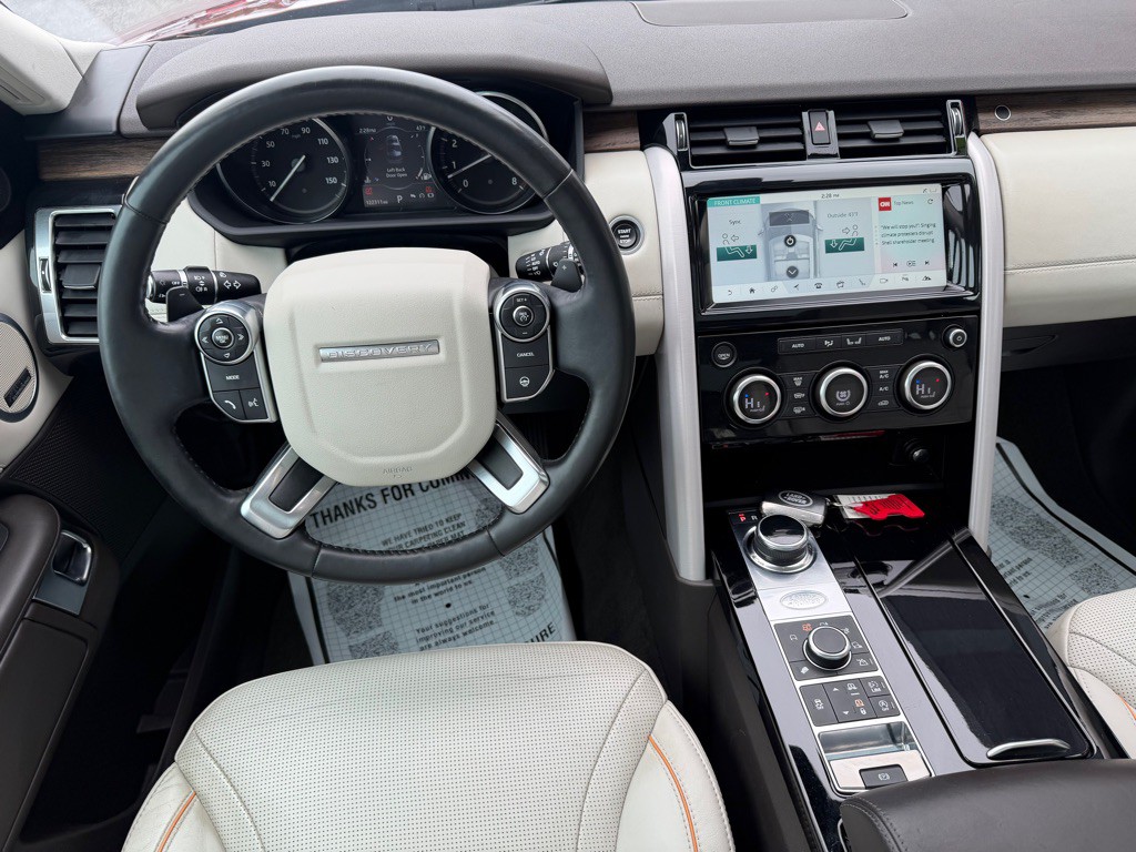 2017 Land Rover Discovery Image 10