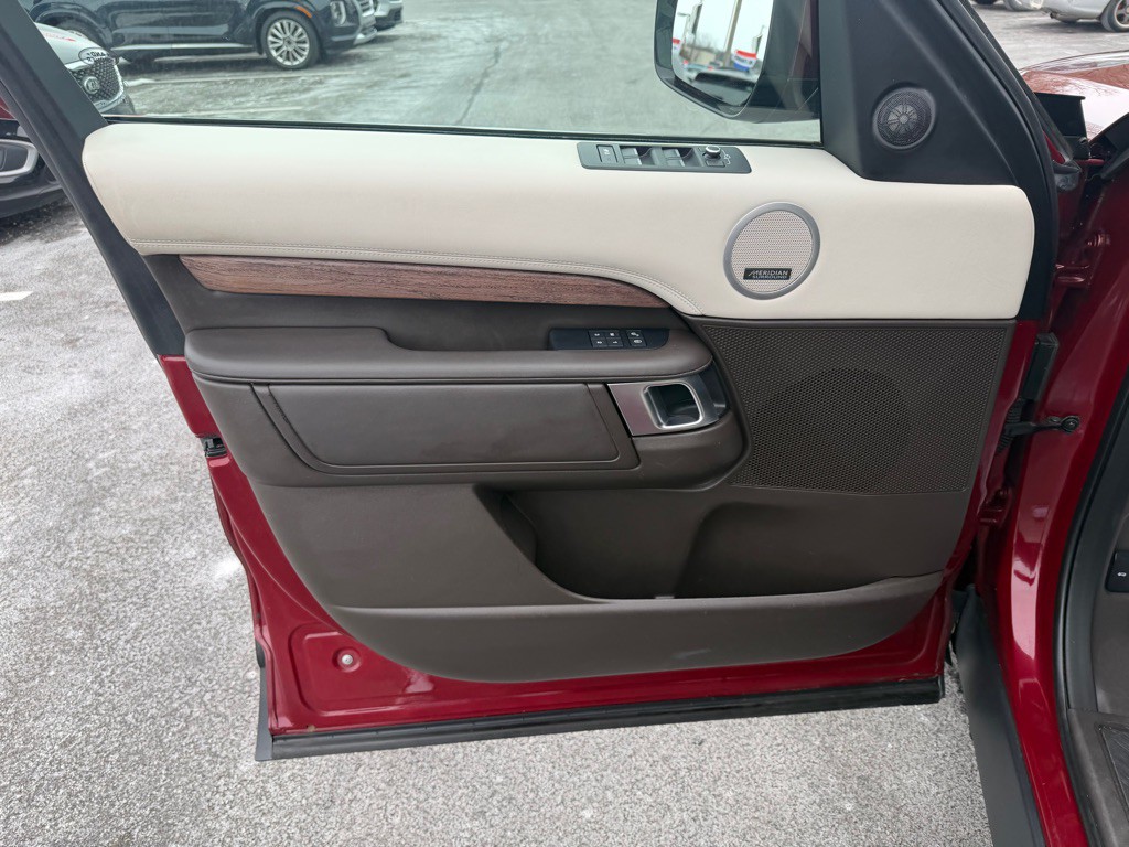 2017 Land Rover Discovery Image 11