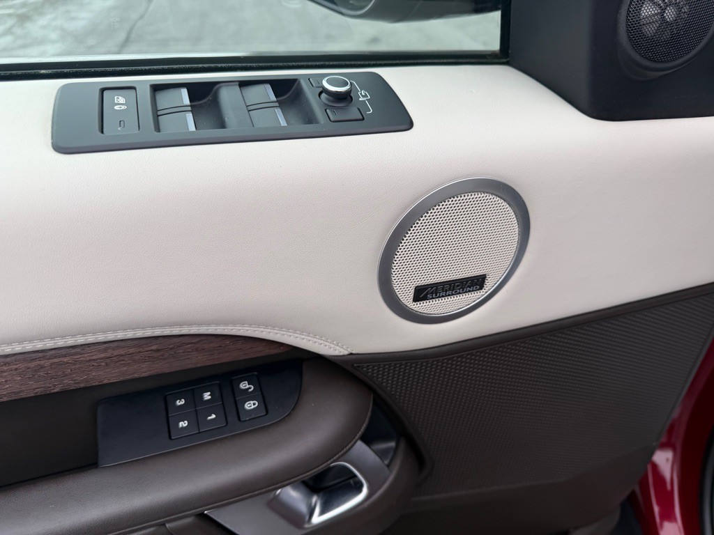 2017 Land Rover Discovery Image 12