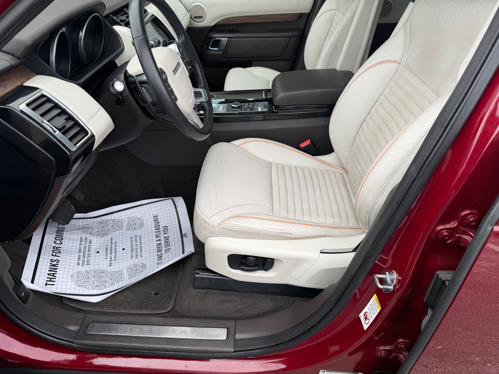 2017 Land Rover Discovery Image 13