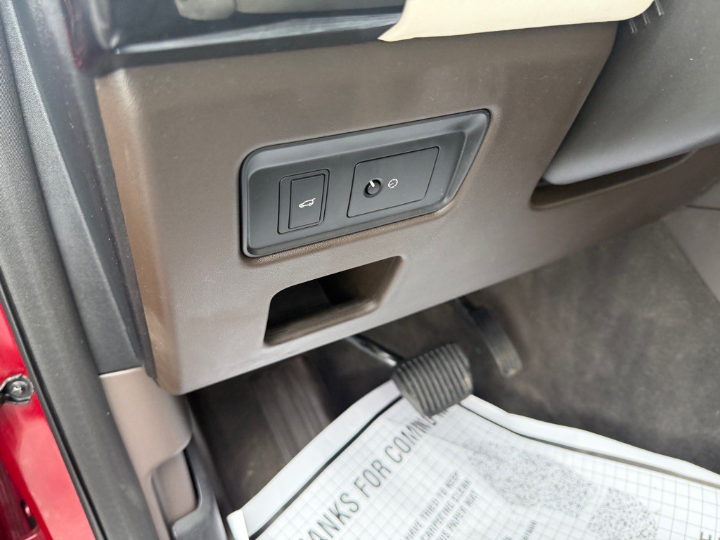 2017 Land Rover Discovery Image 14