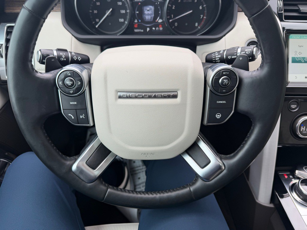 2017 Land Rover Discovery Image 16