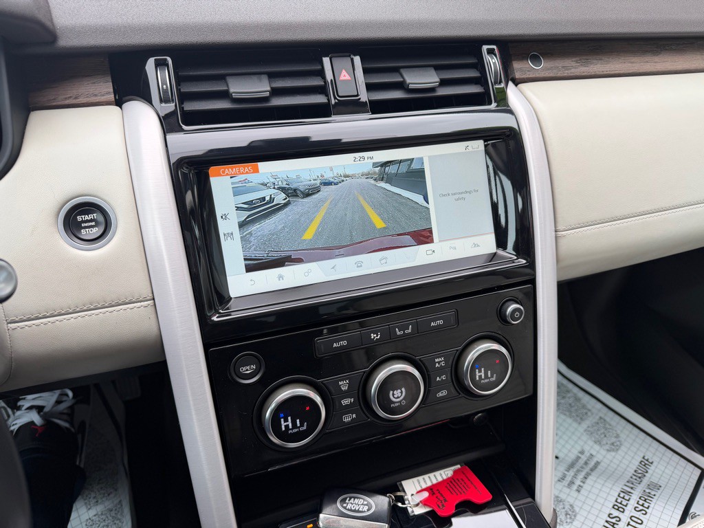 2017 Land Rover Discovery Image 17