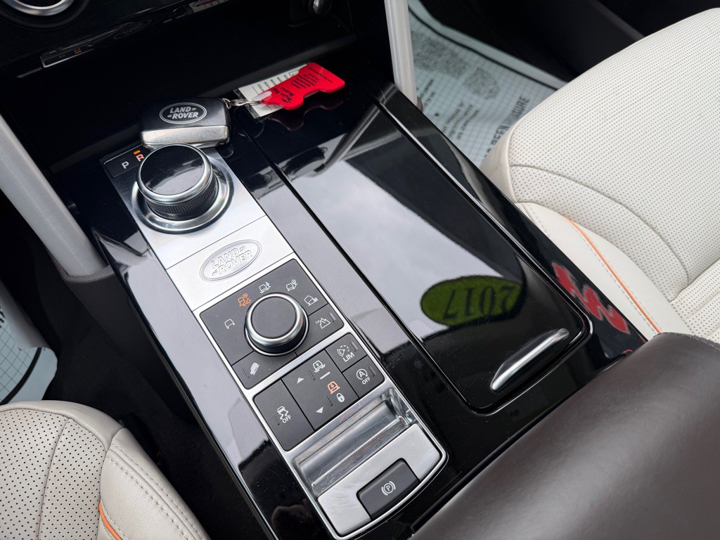 2017 Land Rover Discovery Image 18