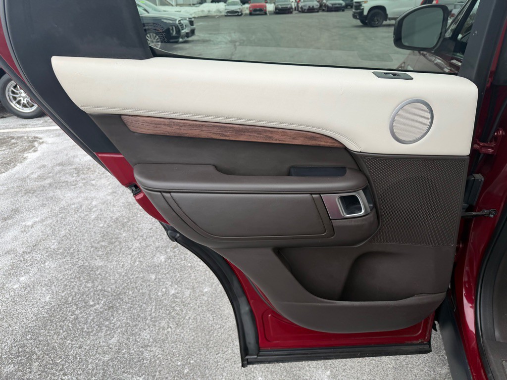 2017 Land Rover Discovery Image 19