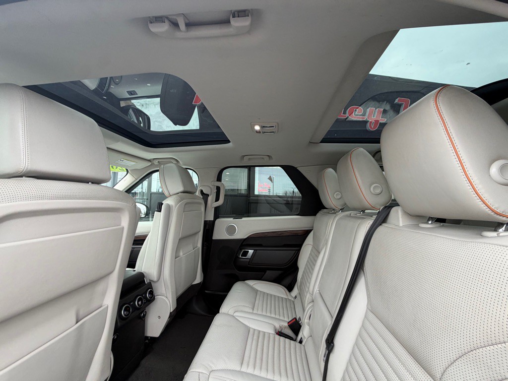 2017 Land Rover Discovery Image 22