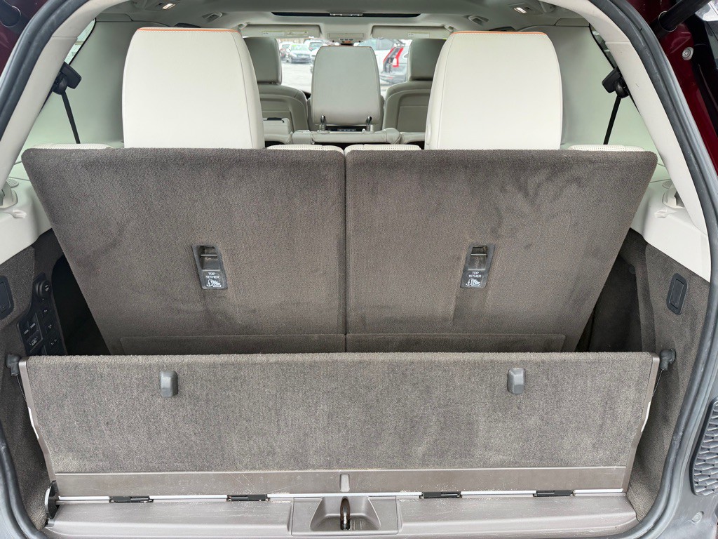 2017 Land Rover Discovery Image 24