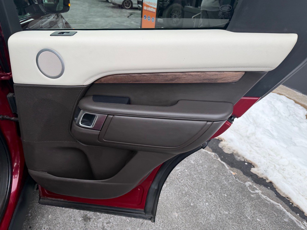 2017 Land Rover Discovery Image 27