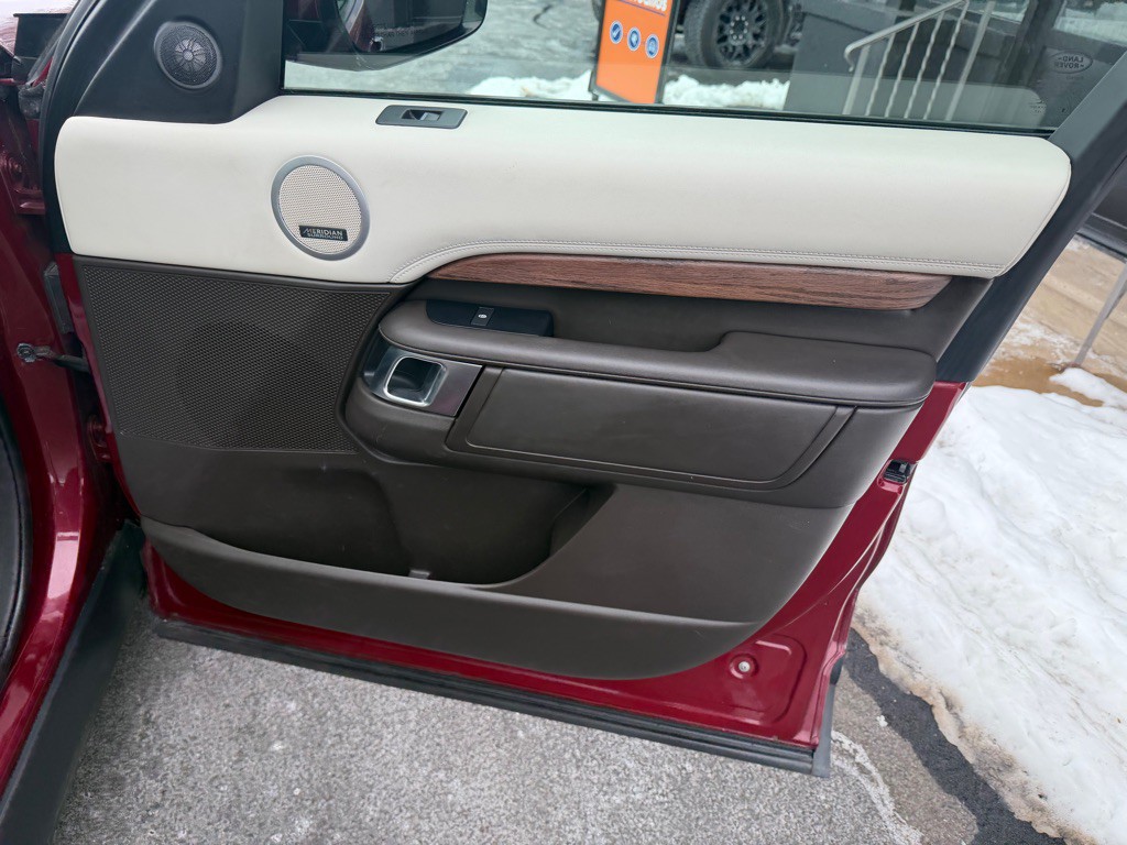 2017 Land Rover Discovery Image 30