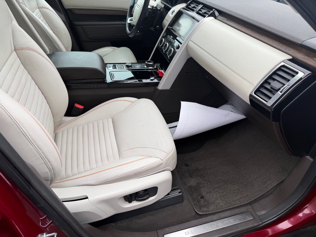 2017 Land Rover Discovery Image 31