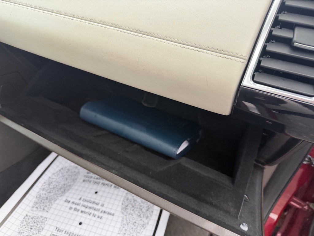 2017 Land Rover Discovery Image 32