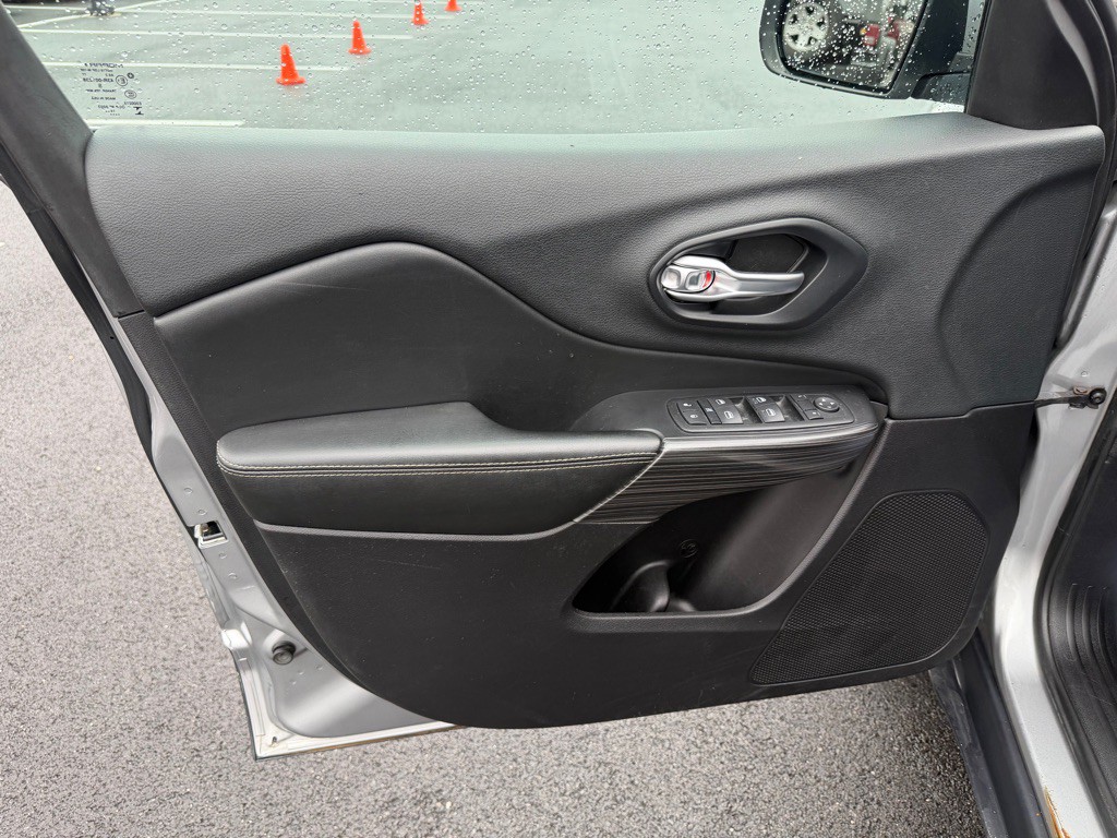 2015 Jeep Cherokee Image 12