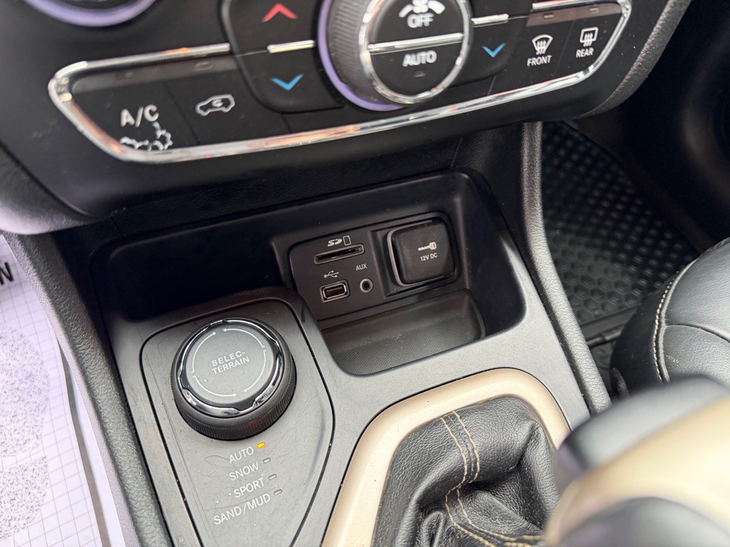 2015 Jeep Cherokee Image 18